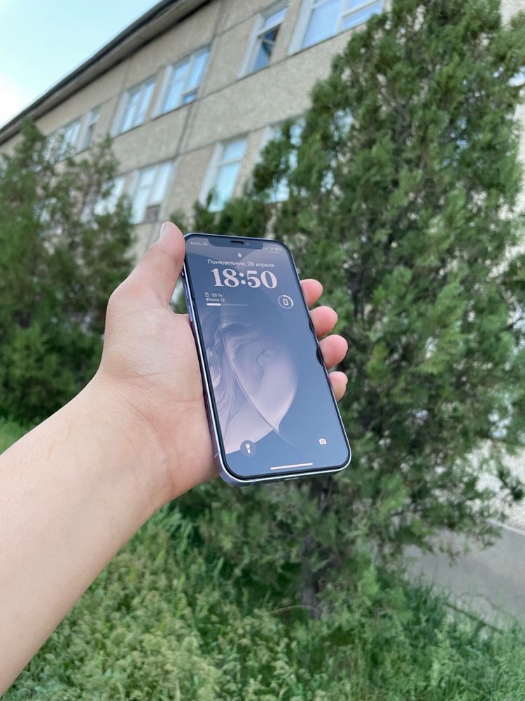 Айфон 12 в отличном состояние