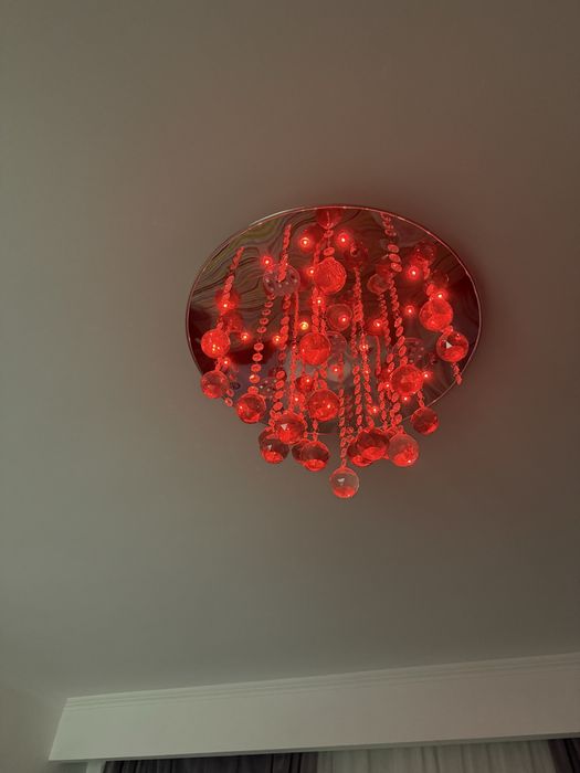 Candelabru cu cristale si lumini colorate