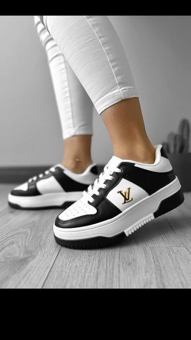 Adidasi dama 

Negru    36  38 40 
Auriu   37 37  38 38 38 40 

90  bu