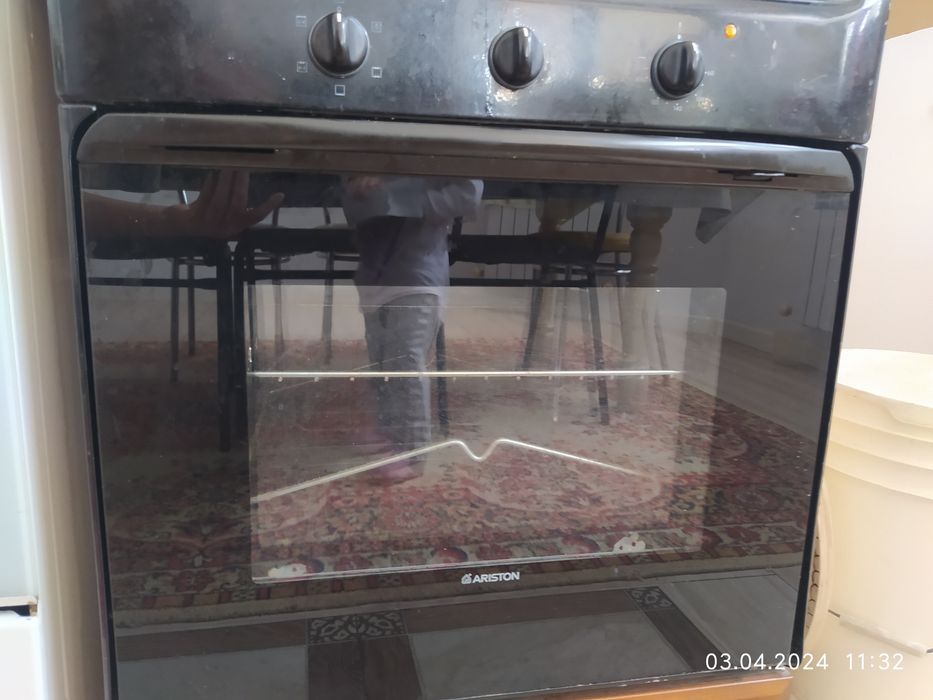 Продам встраиваемый печку  ARISTON