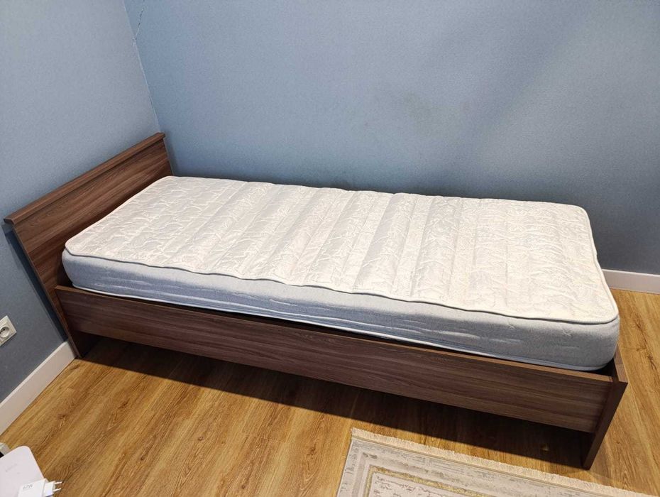 Продам кровать. телевизор и ковер