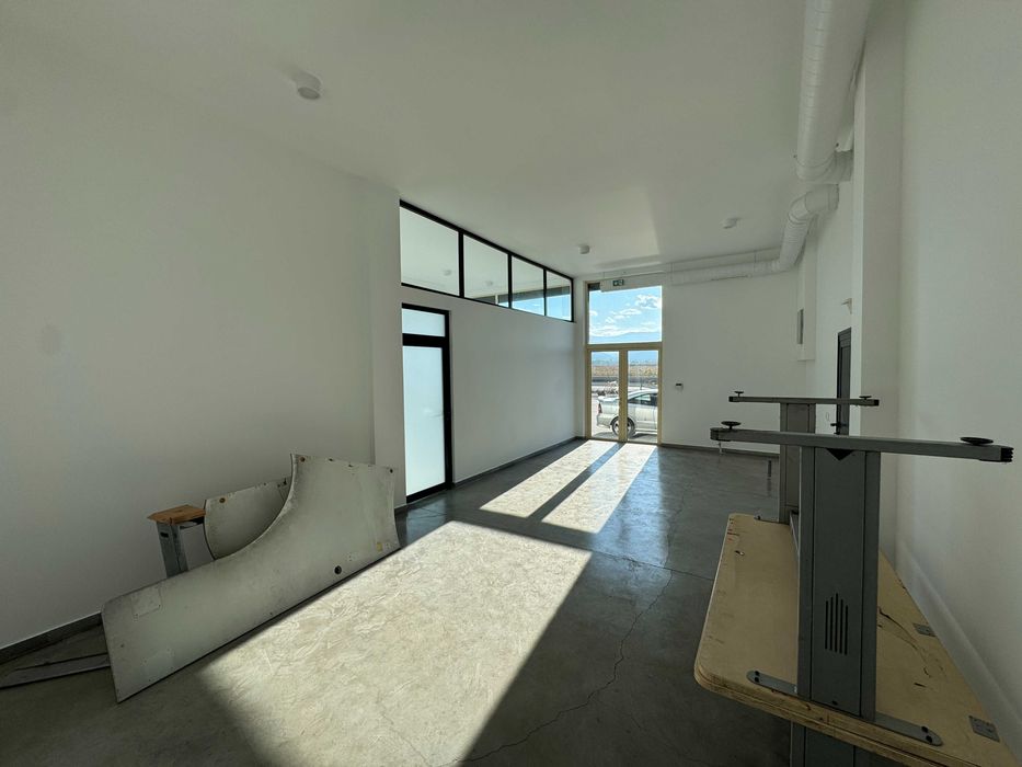 PCLife Center - дава под наем - модерни офиси, магазини и палетоместа!