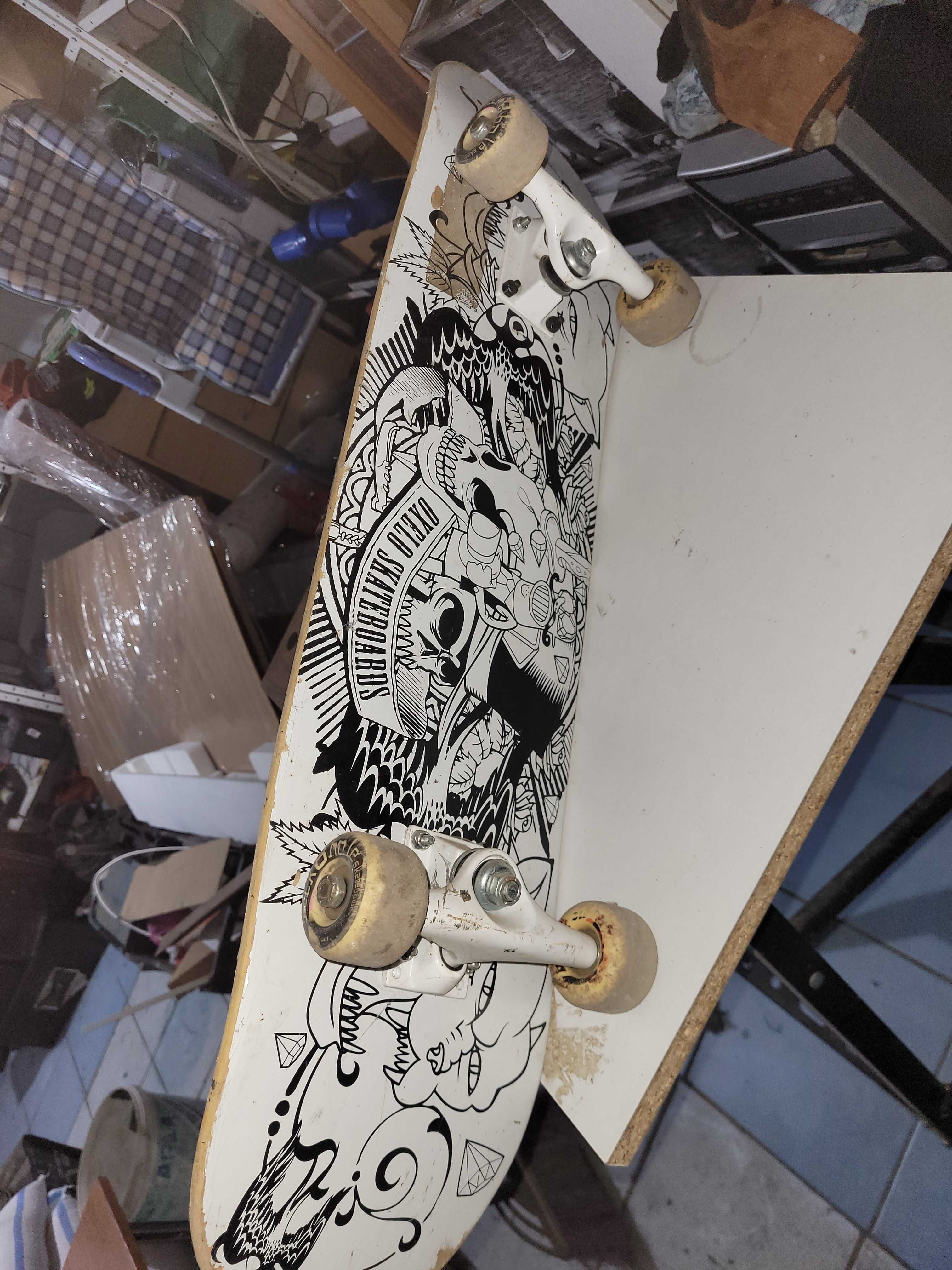 Skateboard şi casca de protectie