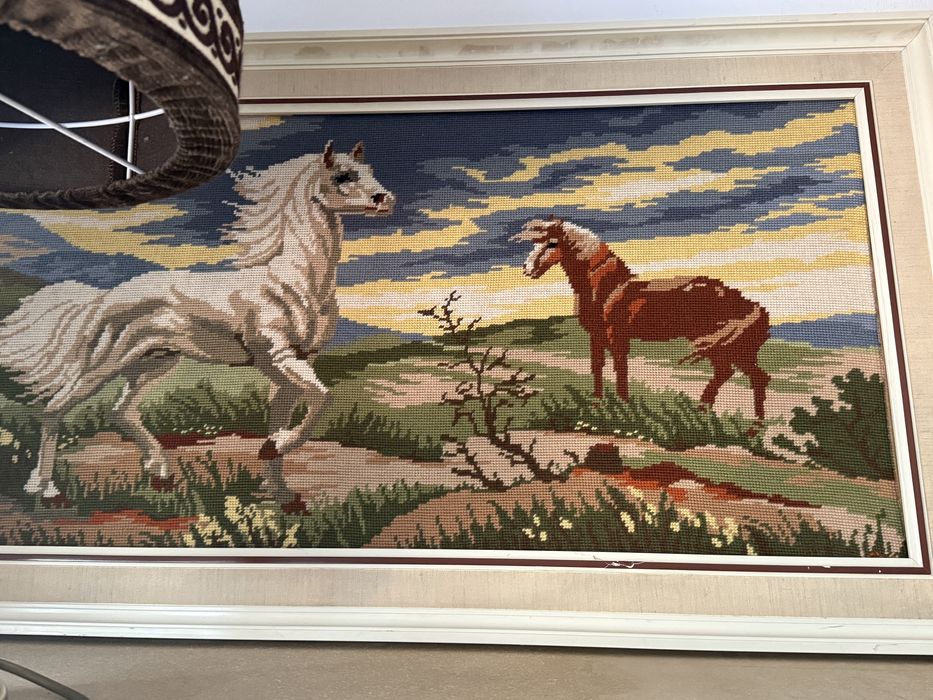 Goblen cu cai – peisaj la apus, lucrat manual, 110x57 cm, cu ramă
