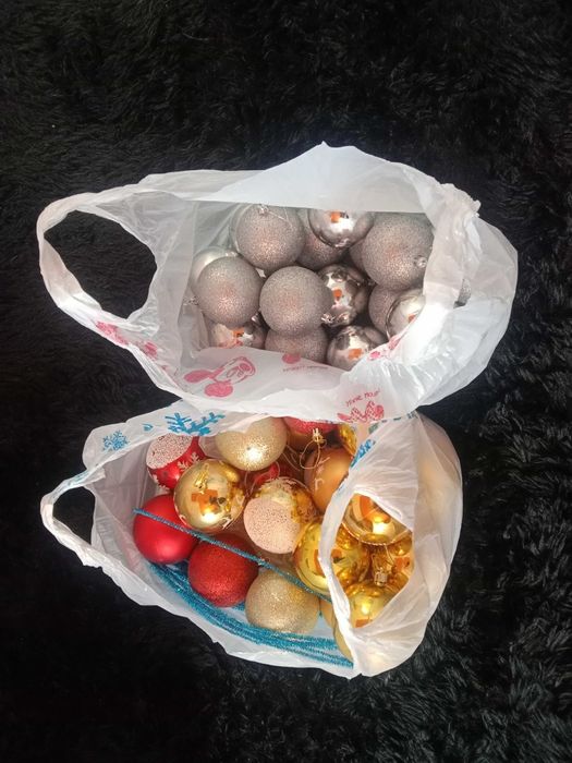 Продам 2 пакета ёлочных игрушек