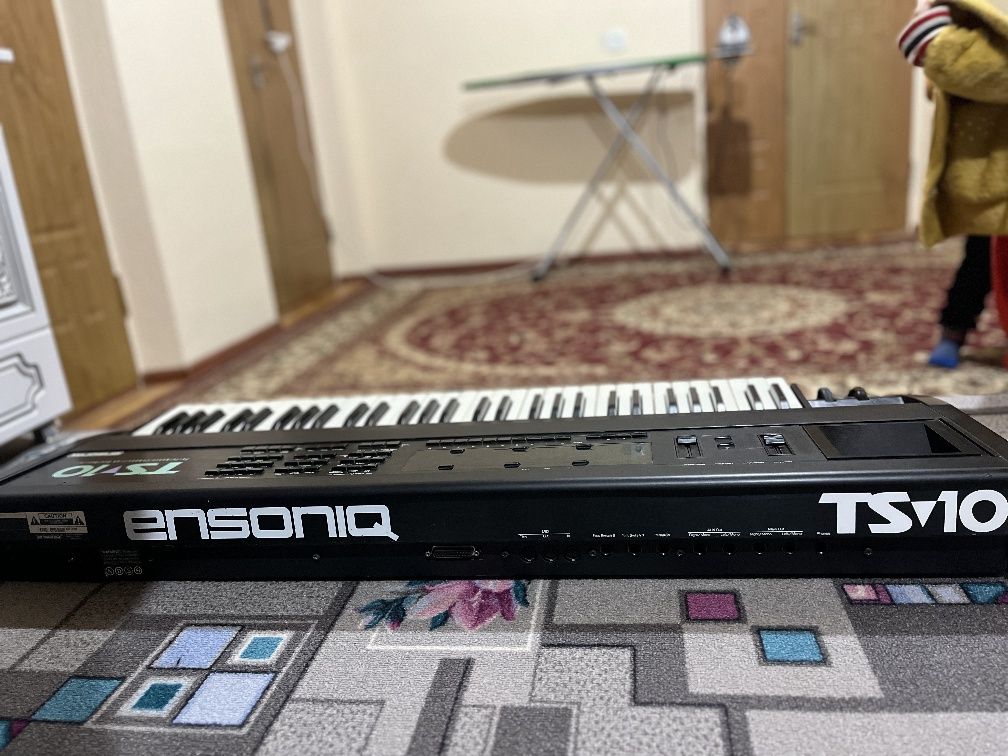 Продается профессиональный синтезатор ENSONIQ TS10