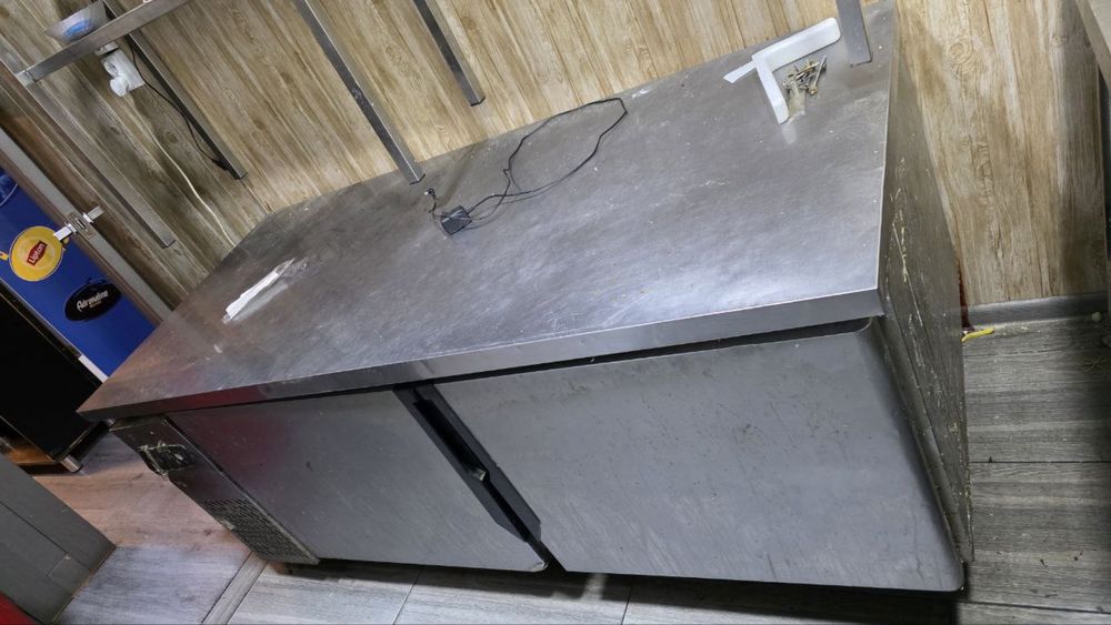 Продается стол холодильник со стелажом