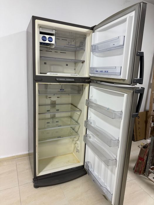 Vând frigider ca nou se poate vedea în Timișoara 300 de lei