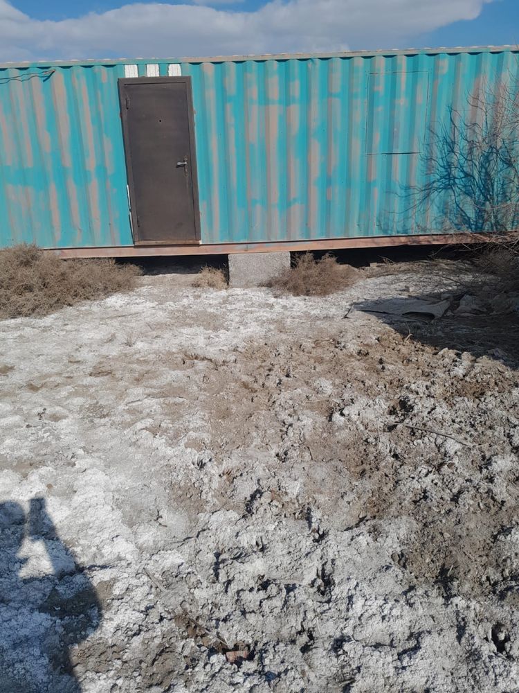 Огражденный с контейнером земельный участок в районе Комсомола