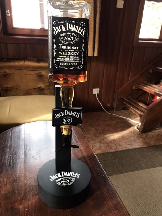 Уникална стойка за уиски Jack Daniels