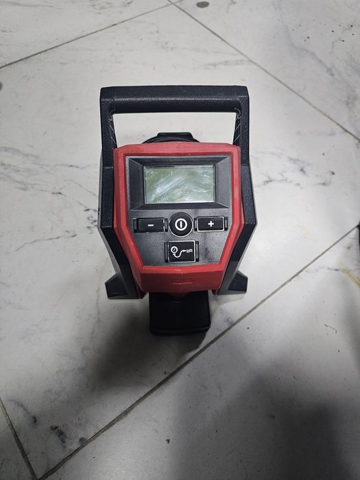 Компрессор milwaukee в комплекте с аккумом и зарядкой