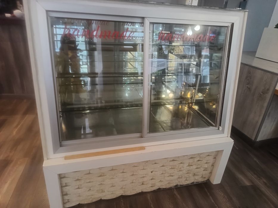 Хладилна Витрина за торти, сладки и други.