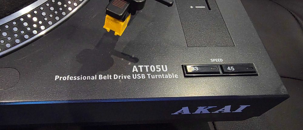 Продавам перфектен грамофон AKAI ATT05U