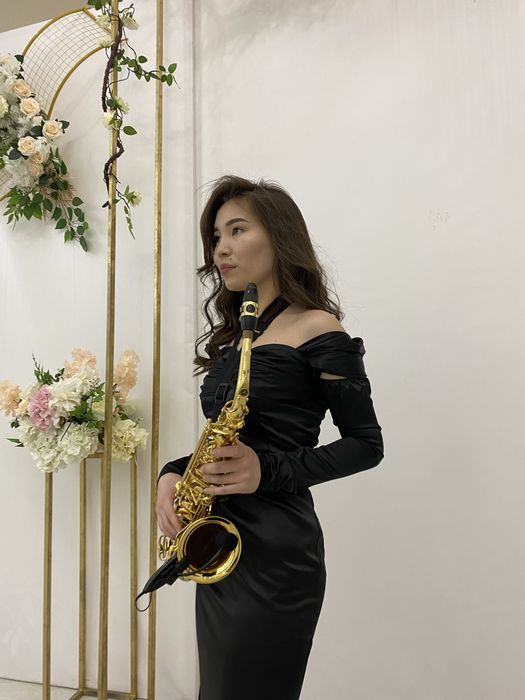 Саксофонист (живая музыка)