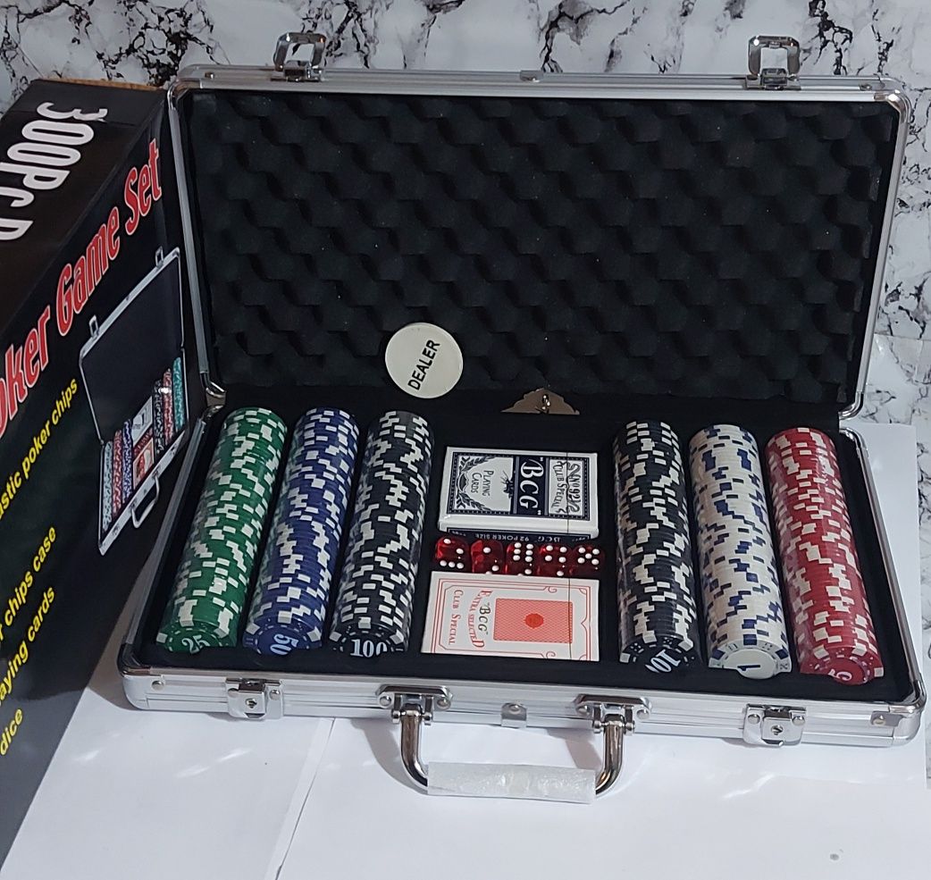 Игра в покер 300 фишек. Покерный набор в кейсе.  Poker set с картами