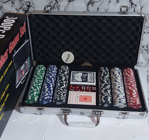 Игра в покер 300 фишек. Покерный набор в кейсе.  Poker set с картами