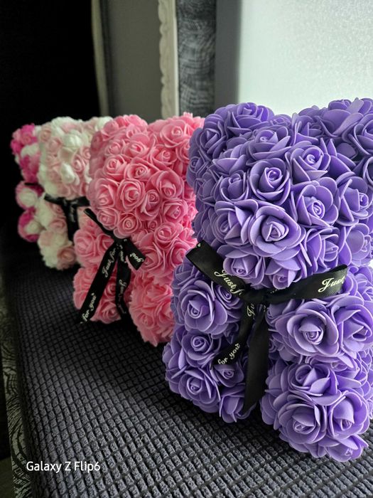 Всякакви видове мечета и сърца направени от вечни рози