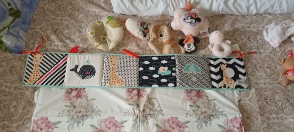 Lot bebe:saltelută,cuburi,arcadă cărucior +alte jucării