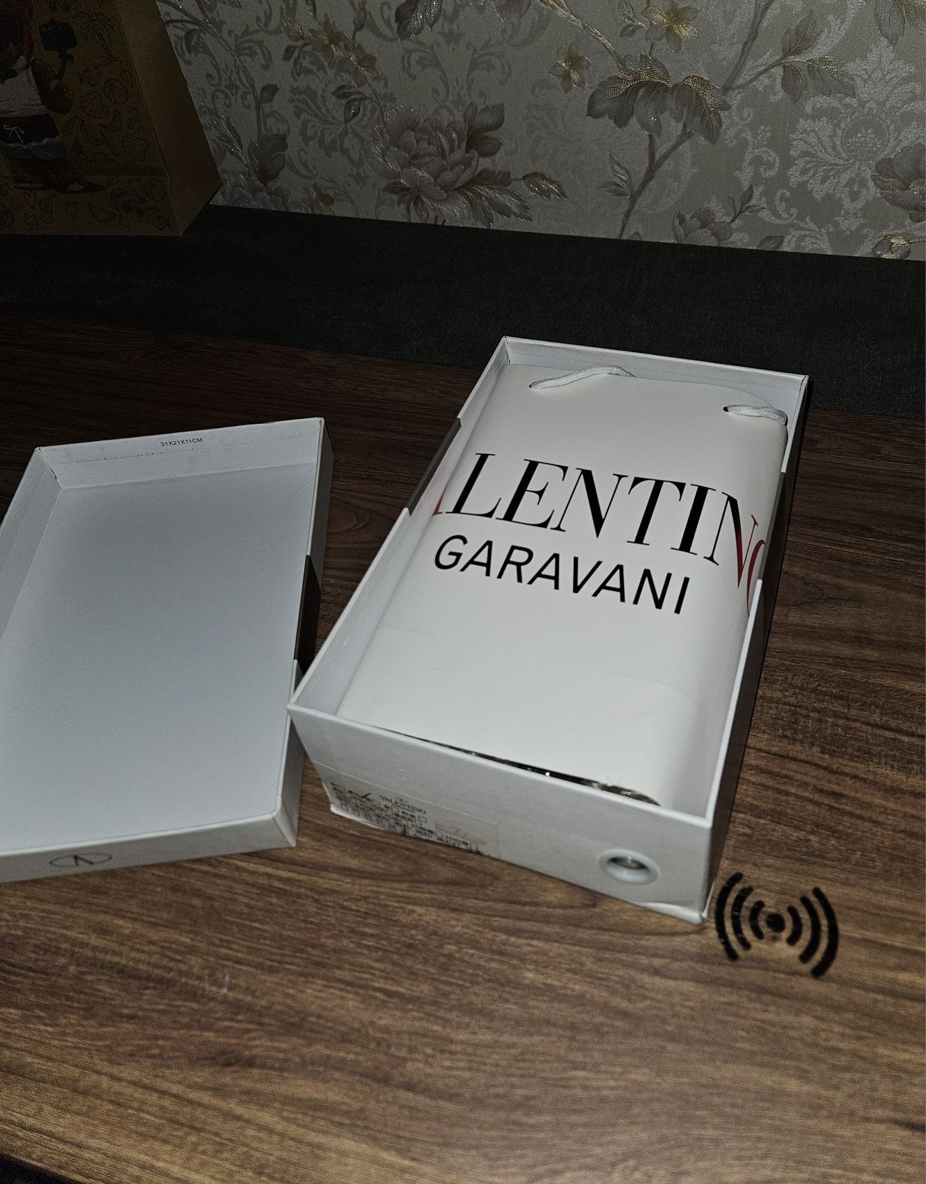 Продаю кроссовки Valentino.