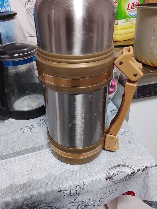 Продам термос 1,8