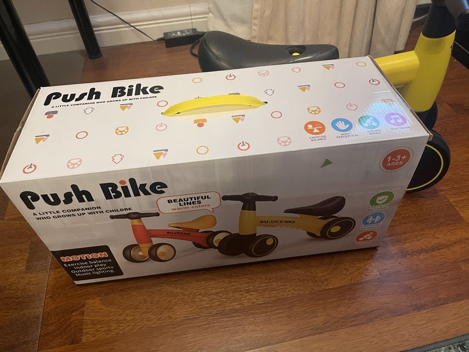Bicicleta fara pedale PROCART, 4 roti, luminite LED si muzica, 1-3 ani