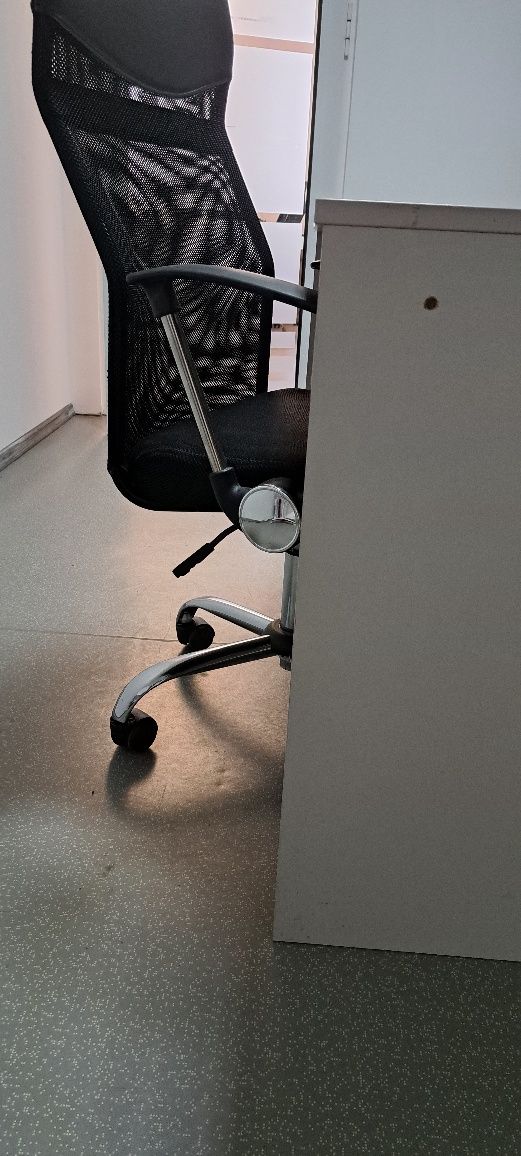 MobilierBirou,dulap și scaun plus diverse accesorii.