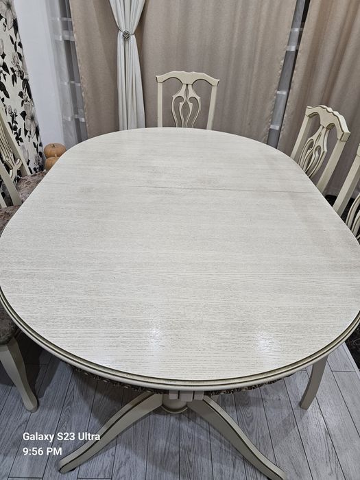 Кухонный стол со стульями.