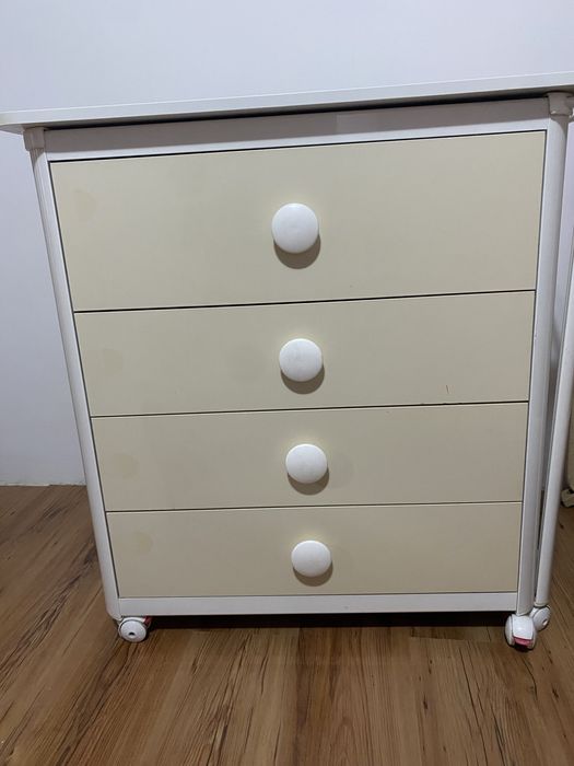 Vand comoda cu loc de schimbat bebe