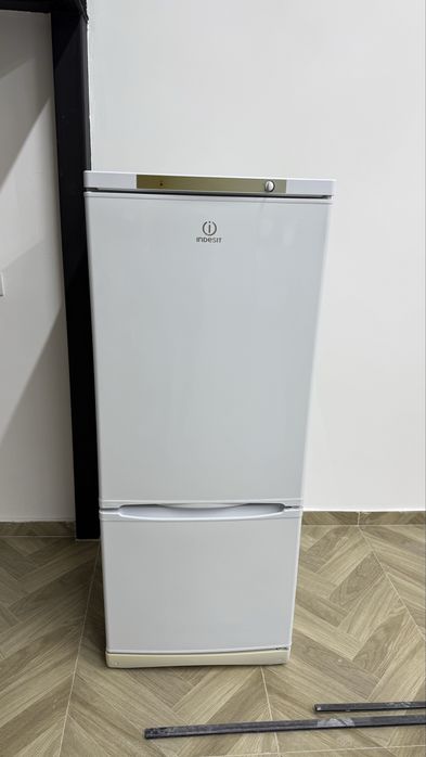 Холодильник Indesit