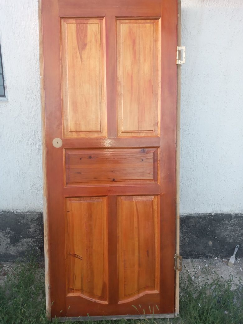 Двери межкомнатные деревянные.