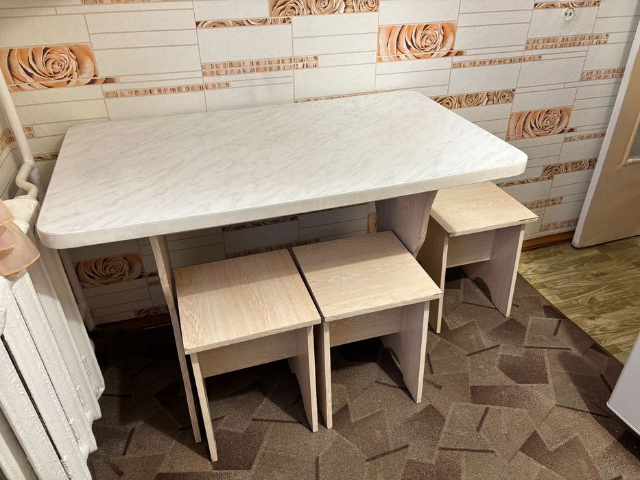 Кухонный стол и 4 табуретки