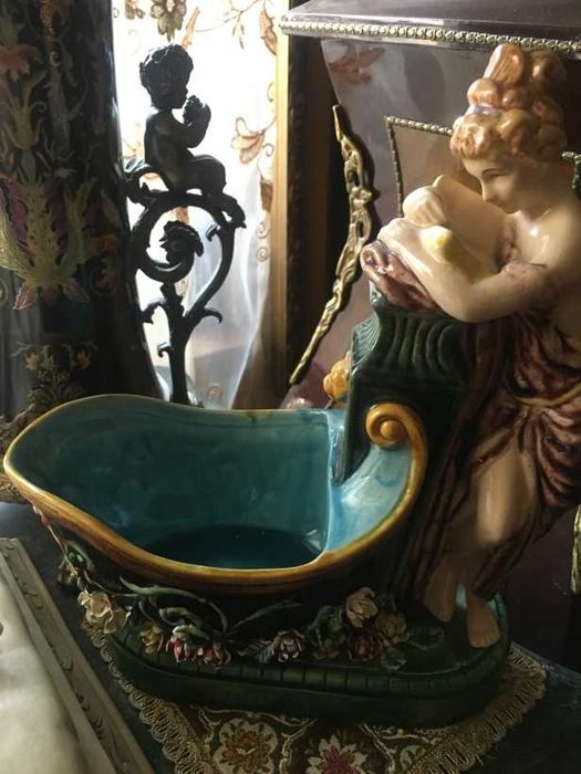 Rafinat centru de masa-maiolica policolora-expresiva statueta-Belgia