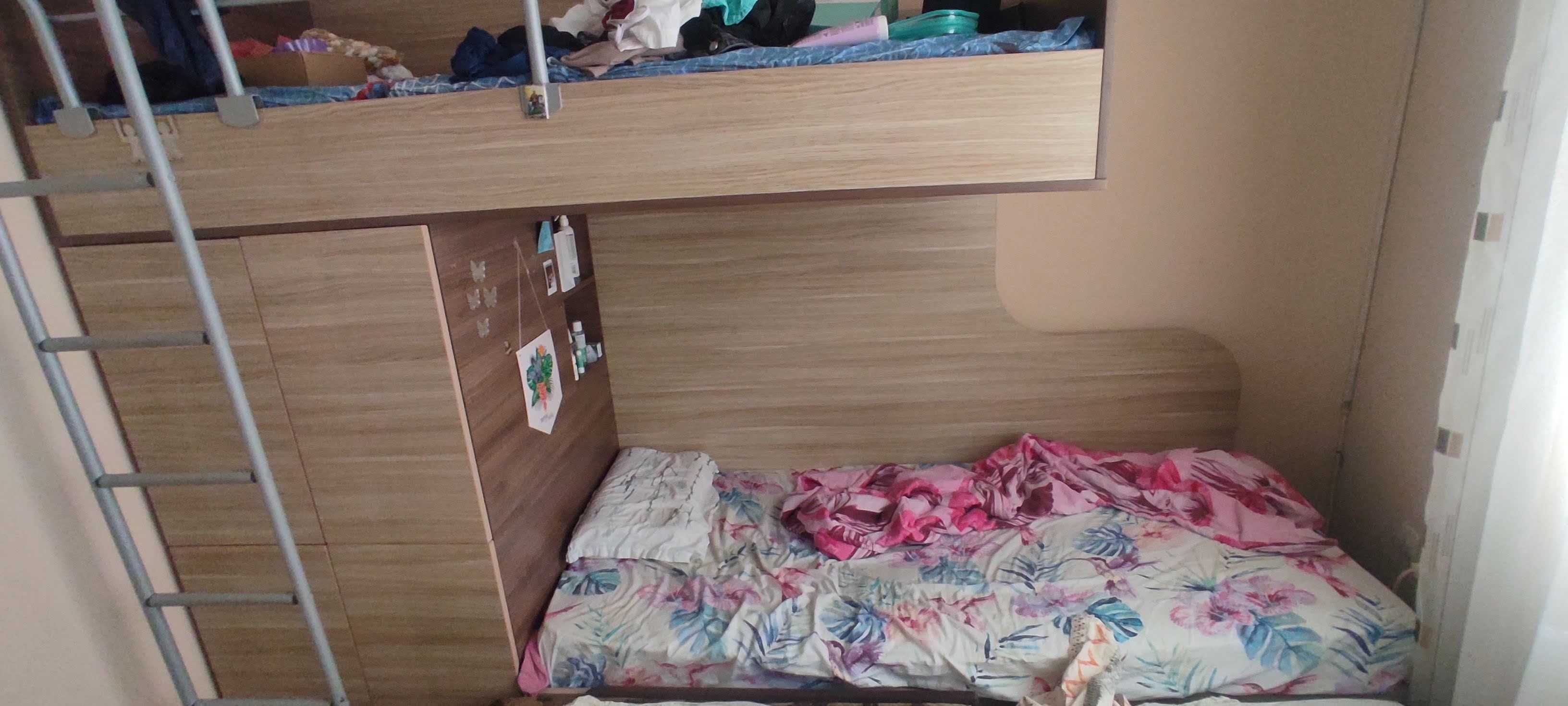 Двуетажно легло с гардероб