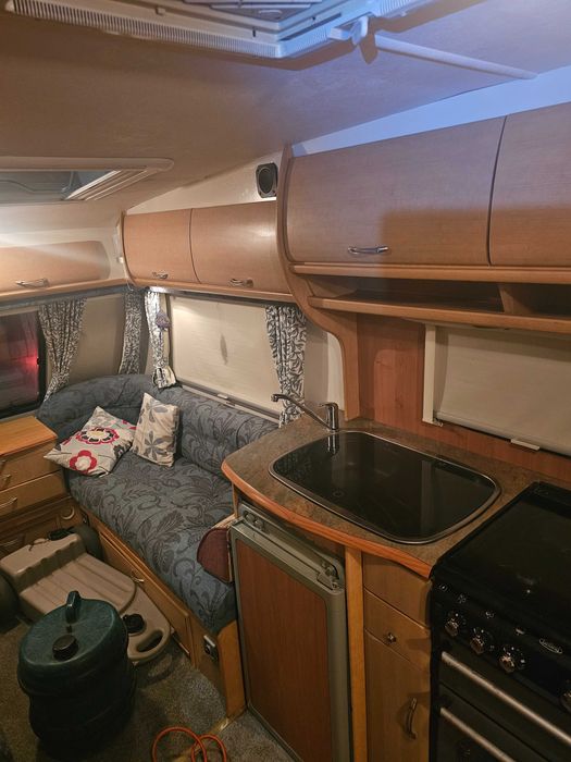 Продавам каравана в прекрасно състояние 2004 г.