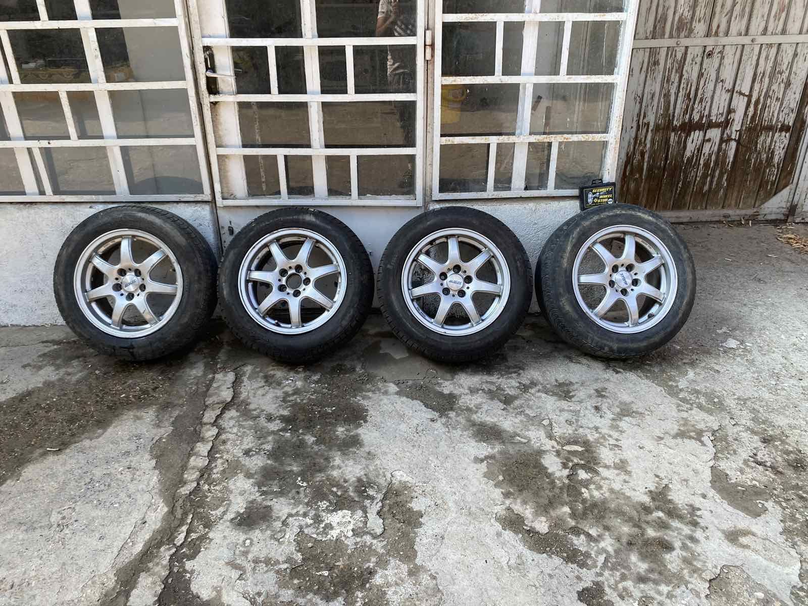 Продавам 4 гуми с алуминиеви джанти  15 цола за Хонда.