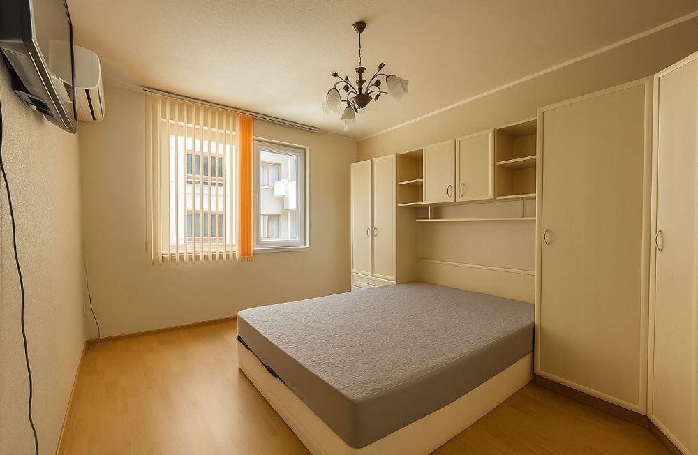 Тристаен апартамент в района на Цветен квартал!