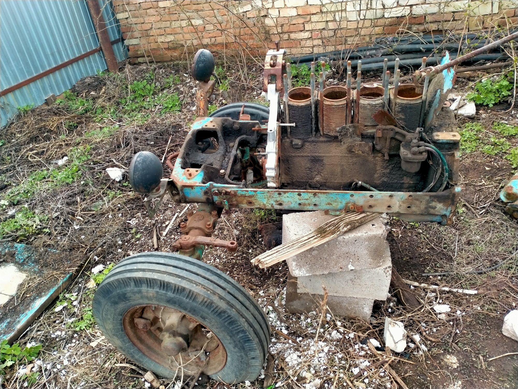 Продам запчасти от трактора Т-40 и плуг.