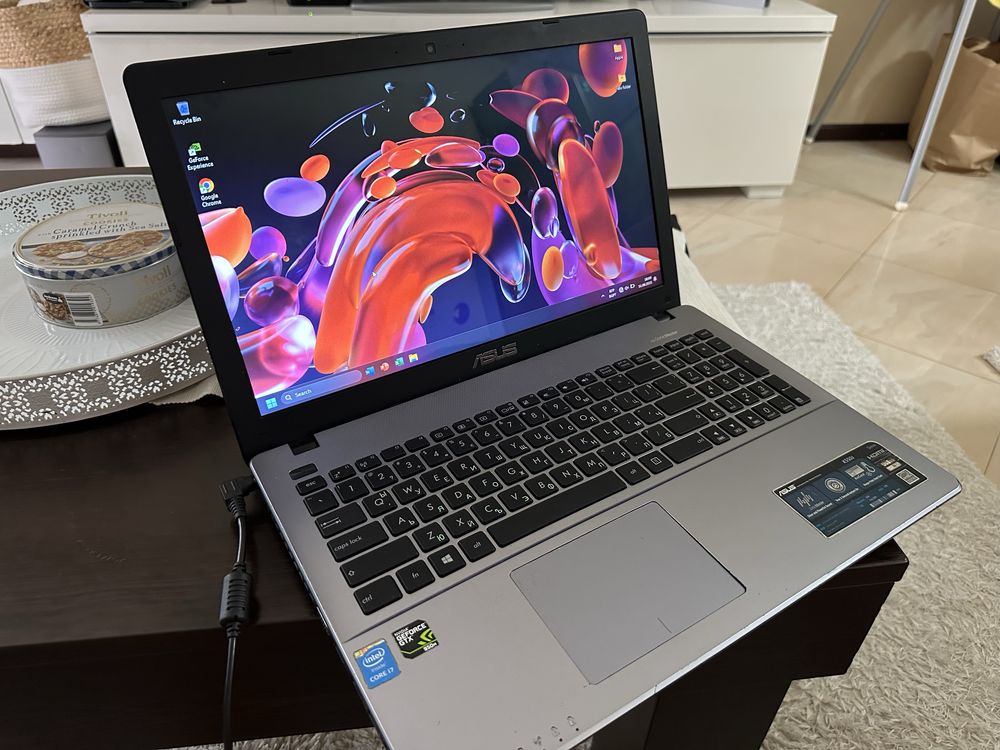 Лаптоп Asus K550 Intel i7 Nvdia gtx950 12GB Ram, 512GB Ssd DVD,