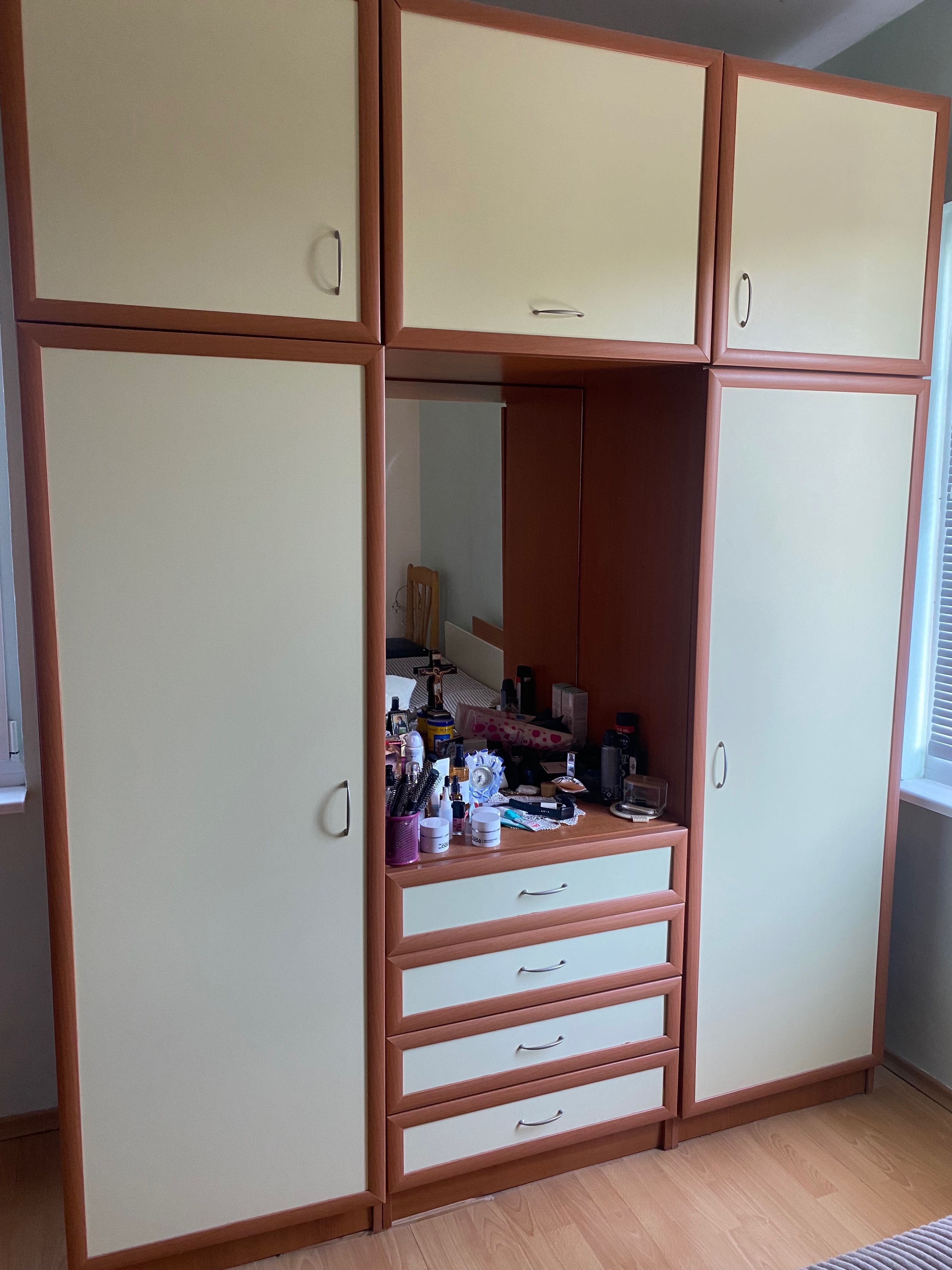 Гардероб с надстройка