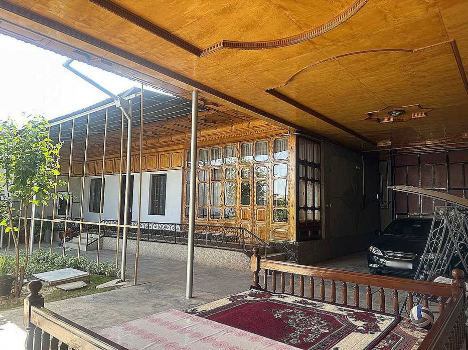 Охунбобоевда 8 соток ЕР учаскаси 9 та хона уйи билан..