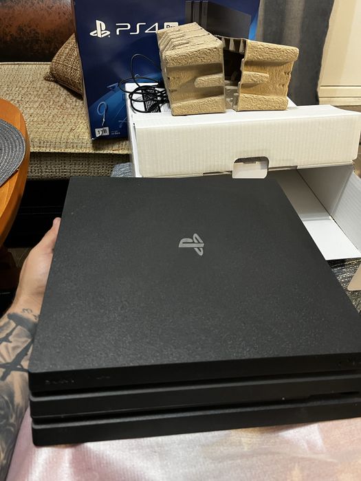 Ps4 pro 1TB като нов