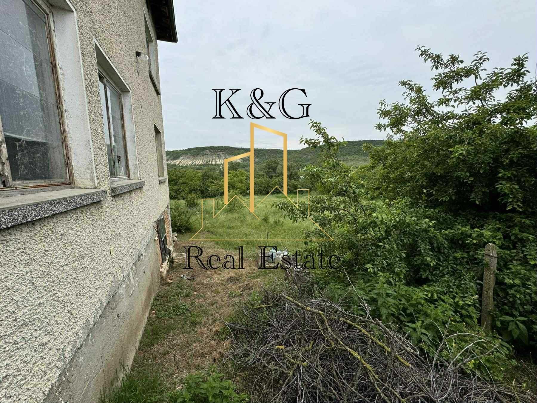 Двуетажна тухлена на плоча къща в с. Дряновец