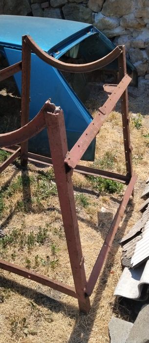 Метална стойка с ориг.дъги за поставяне на варел,бидон др.под. съдове