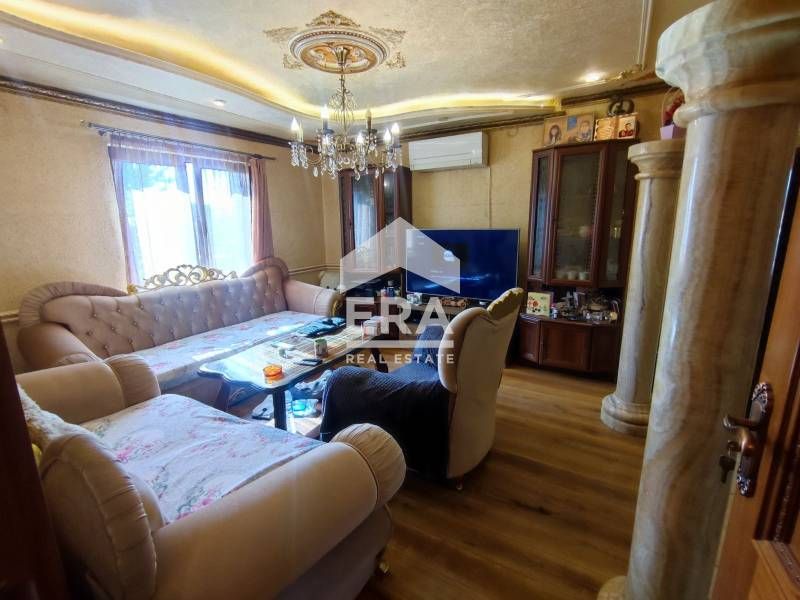 Уникална реновирана каменна къща с двор, гараж, плевня и беседка в се