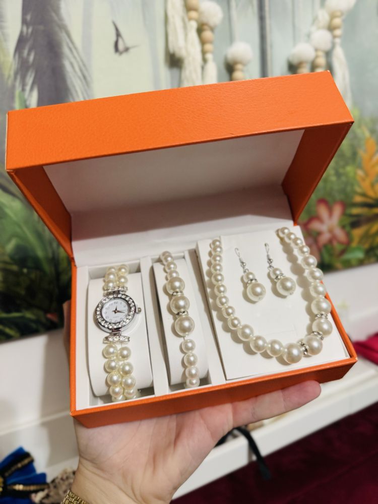 Set elegant din Perle: Ceas, Bratara, Colier si Cercei