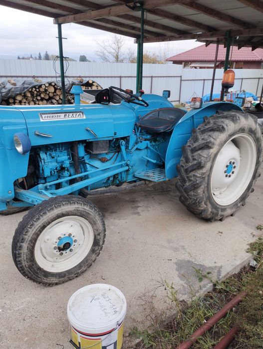 Vând tractor Ford dexta