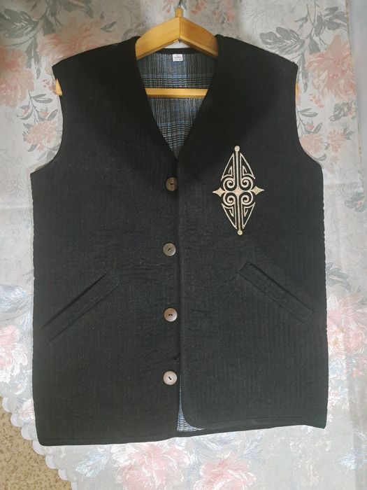 Продаётся мужская жилетка-камзур