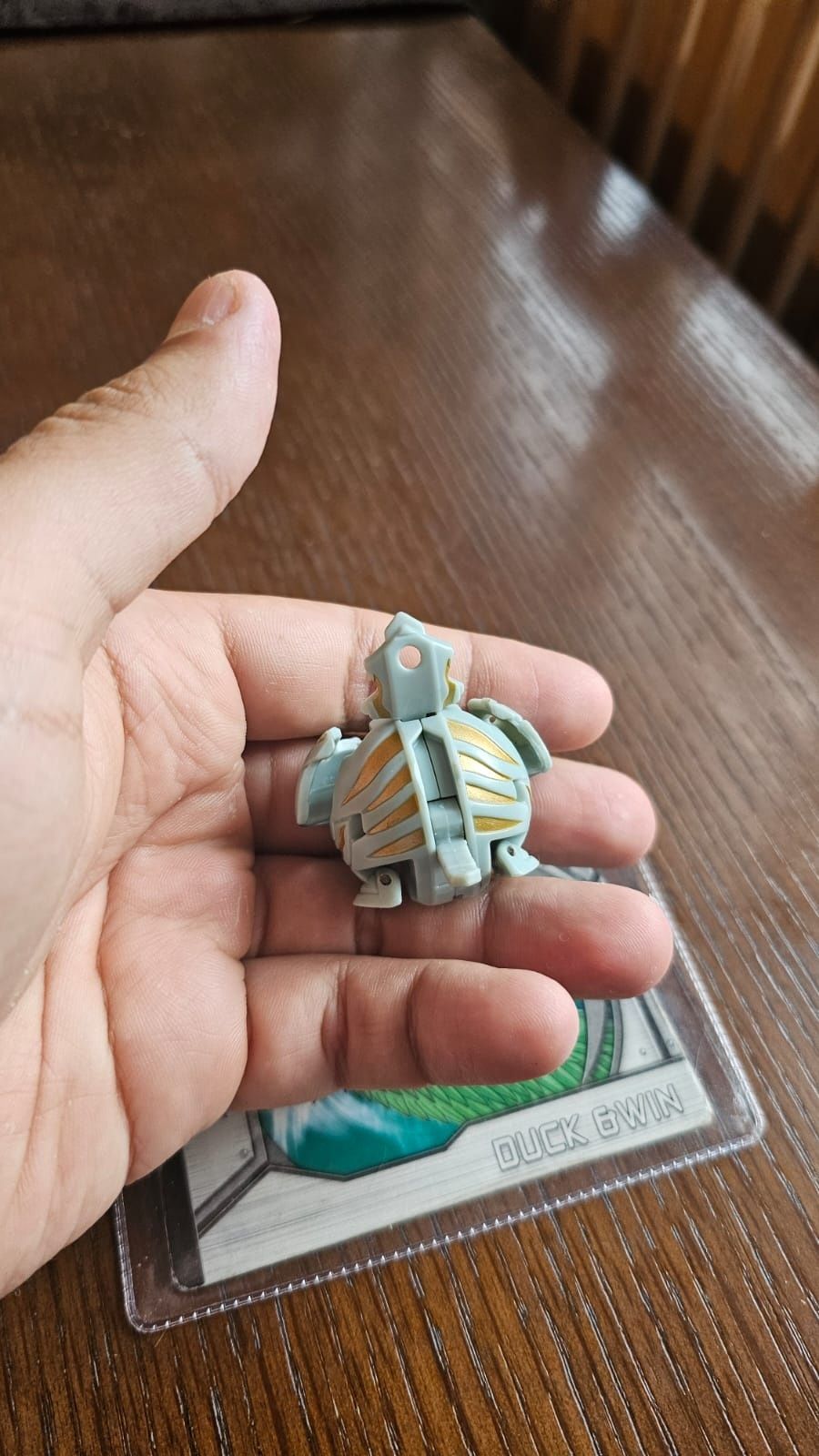 Vând bakugan tigrerra B2 original
