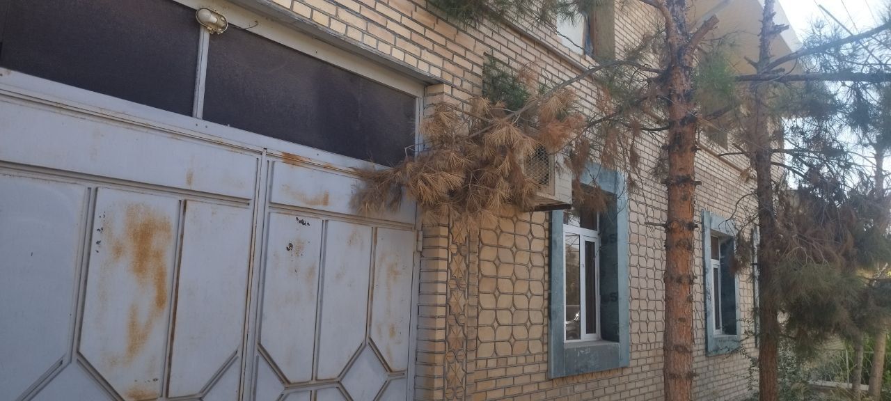 Икки этажлик ховли сотилади