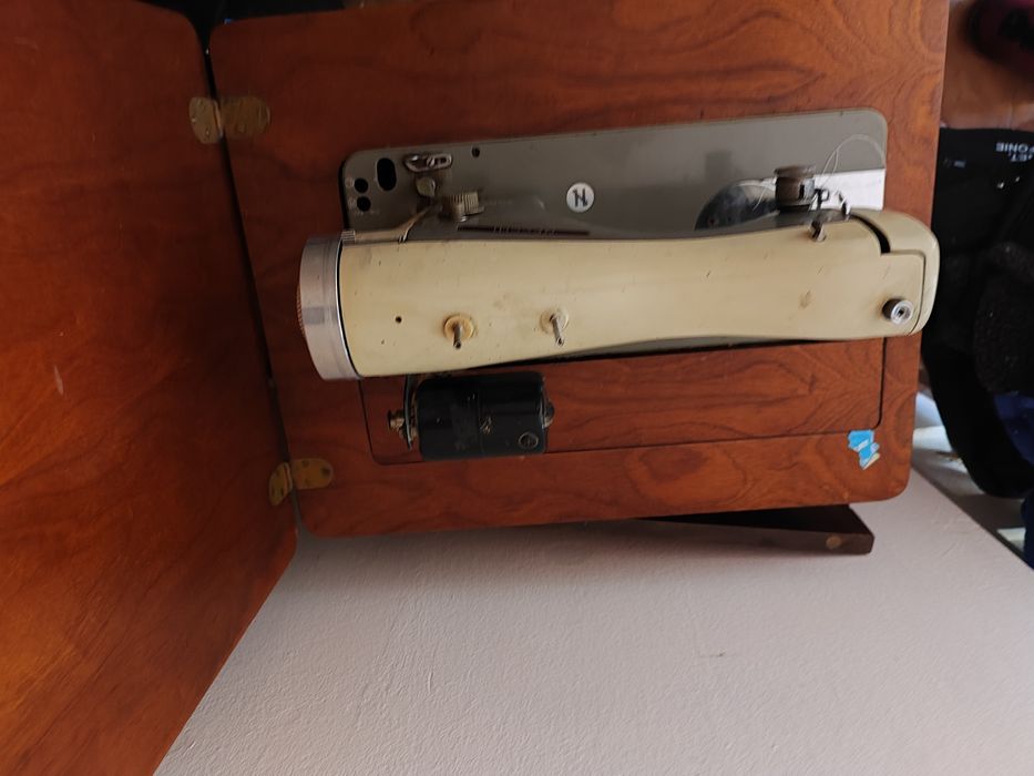 Vând mașină de cusut